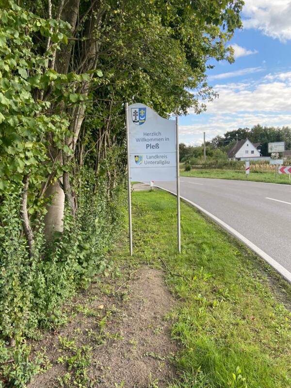 Ortseingangsschild Pleß